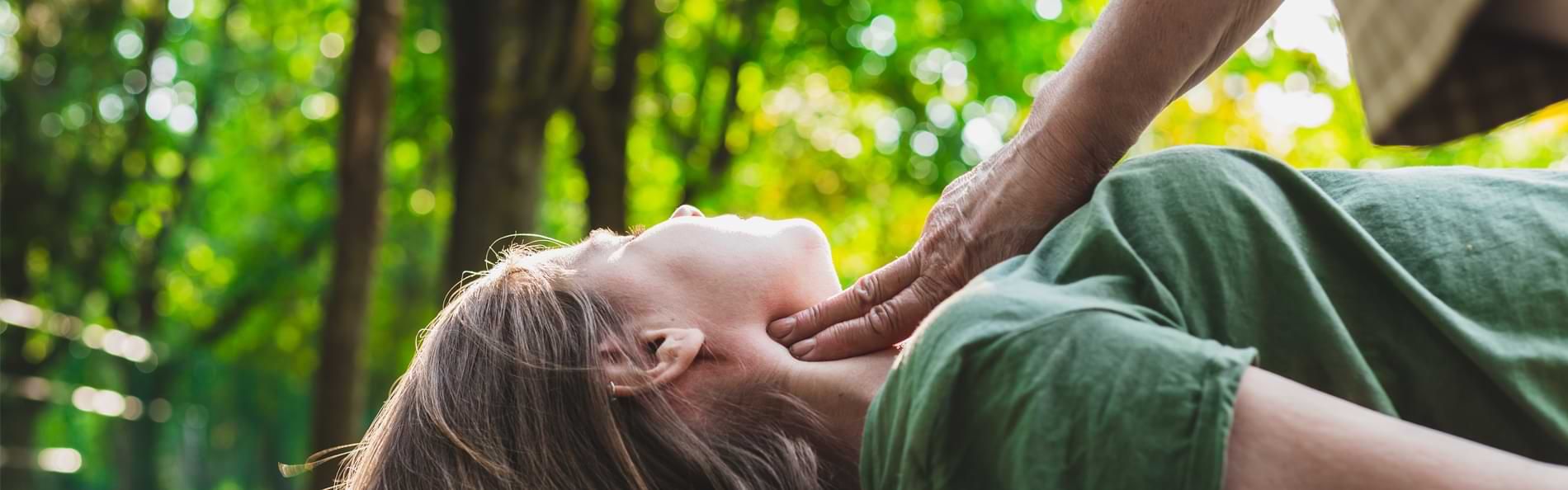 Eine ältere Frau überprüft den Puls eines jüngeren, bewusstlosen Mädchens.