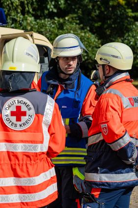 In den ersten Minuten am Einsatzort müssen sich die Führungskräfte einen Überblick verschaffen, um die Einsatzkräfte zu koordinieren und schnell allen Betroffenen adäquat zu helfen. Bei der Übung und im Einsatz arbeiten Kräfte verschiedener Hilfsorganisationen Hand in Hand.