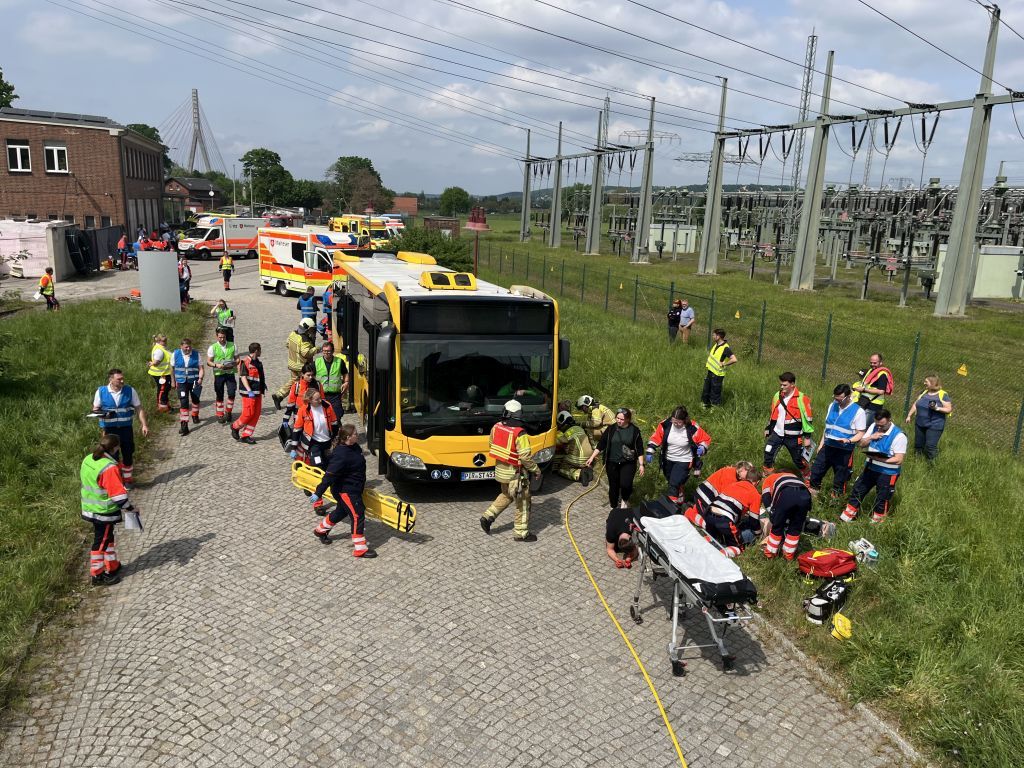 Azubis üben einen Massenanfall von Verletzten mittels Linienbus