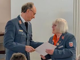 Der Diözesanleiter Dr. van Lengerich überreicht Diözesanoberin Maria von Boeselager die Berufungsurkunde