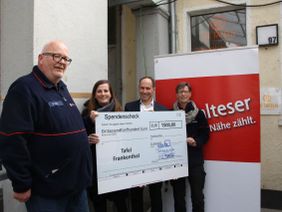 Foto: Klaus Lang, Teamleiter Tafel Frankenthal (l.) und Andrea Kolb (r.), stellv. Leiterin Tafel Frankenthal, Tanja Wagner (2. v. l.), Geschäftsführerin Malteser Hilfsdienst e.V. Frankenthal, Dr. Stephan Timmermann, CEO der KSB SE & Co. KGaA (2.v.r). Nicht auf dem Foto Heidi Stephan, Leiterin der Tafel Frankenthal. (Quelle: Malteser Frankenthal).