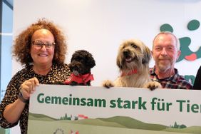 Marita Ohrem und Lucky mit Andy Grob und Muckla unterstützen den Besuchs- und Begleitdienst mit Hund von Beginn an ehrenamtlich und haben die erste Ausbildungsrunde zusammen durchlaufen. 