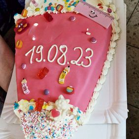 Eine Torte mit der Aufschrift 19.08.2023