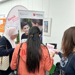 Besucher informieren sich bei den Maltesern