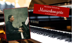 Pianist spielt an einem Flügel, daneben Schriftzug „Herzliche Einladung Marienkonzerte im Waldkrankenhaus“. 