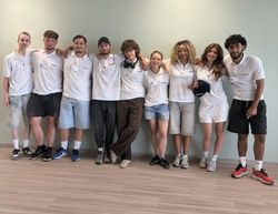 Eine Gruppe von Studenten, die Fördermitglieder anwirbt