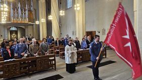 Malteser und Gäste bei der Gerhardsvesper in der Kirche Sankt Sebastian in Magdeburg.