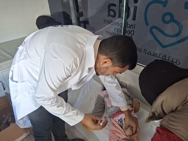 Ein Arzt behandelt ein Kind