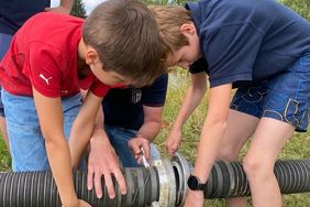 Alle durften mit anpacken beim Löschen des fiktiven Brandes. Foto: D.Weber/Malteser