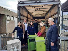 Gruppenfoto vor einem LKW