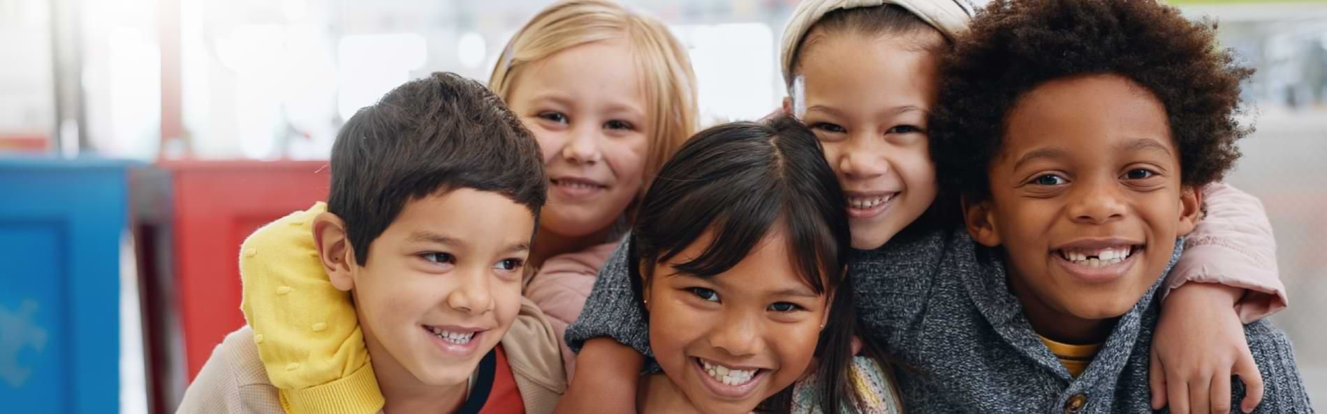 Eine Gruppe lächelnder Kinder.