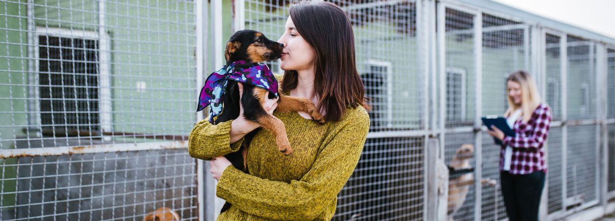 Frau mit Hund auf dem Arm