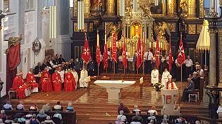 Kirche mit vielen Menschen in Malteser Kleidung, festlicher Gottesdienst