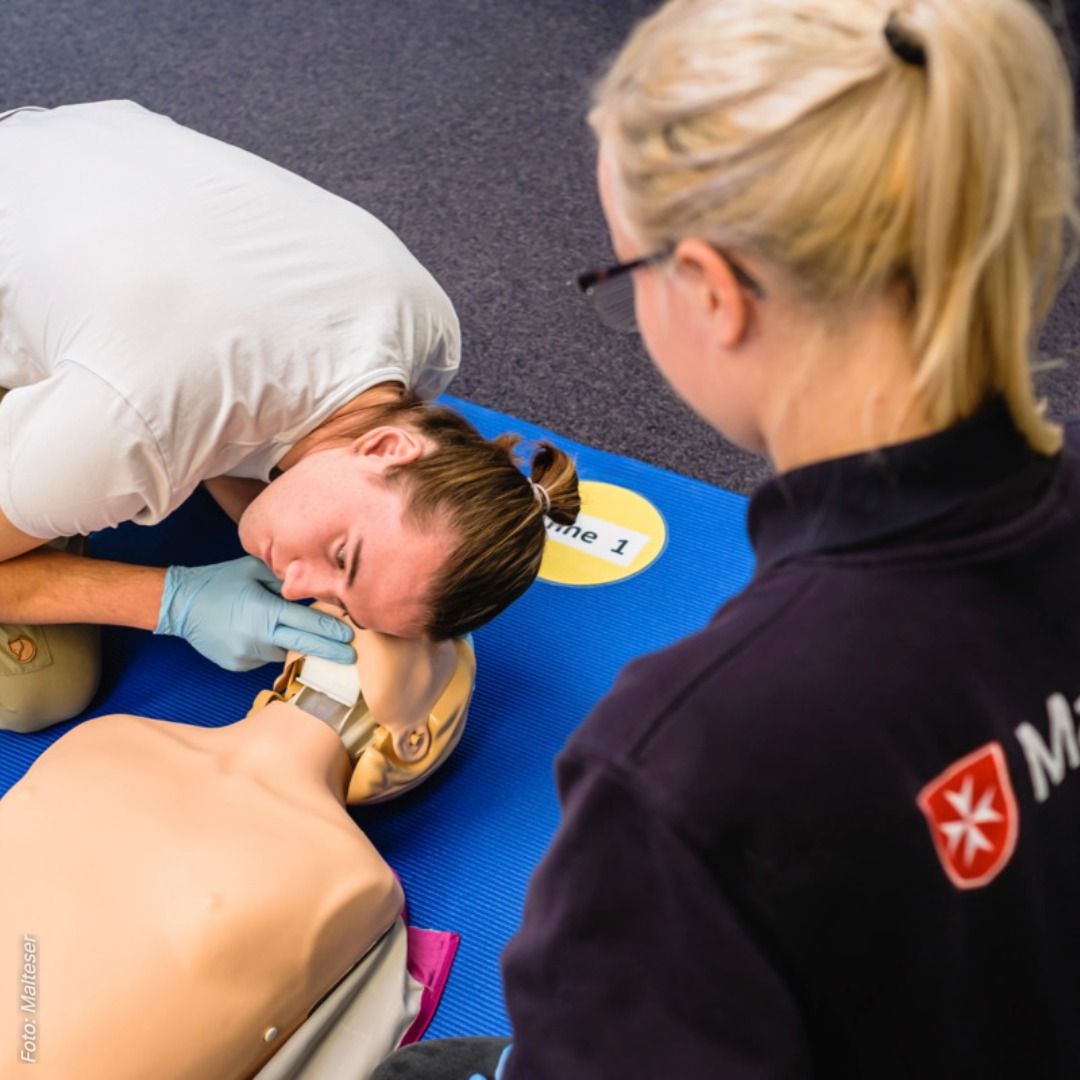Teilnehmerin übt bei einem Erste-Hilfe-Kurs der Malteser in Freiburg an einer Übungspuppe