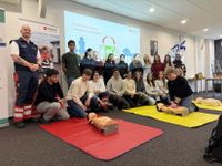 Wissen, was im Notfall zu tun ist: Die Schülerinnen und Schüler der Adolf-Reichwein-Schule haben mit dem Team des Malteser Rettungsdienstes Reanimation geübt
