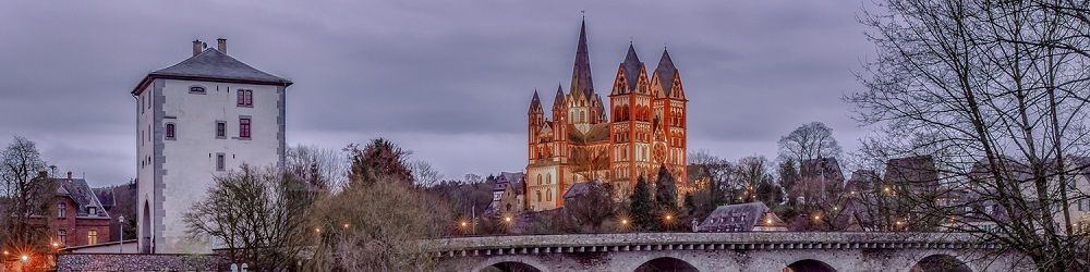 Ansicht des Limburger Doms von der Alten Lahnbrücke