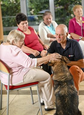 Bildunterschrift: Der Malteser Besuch- und Begleitdienst mit den vierbeinigen Freunden ist auch in Seniorenheimen gefragt. (Foto: Malteser)