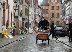 Das Malteser-Lastenfahrrad versorgte die Helferinnen und Helfer der Aufräumarbei-ten nach dem Hochwasser mit Essen und Getränken. Auf der Spenden-Tour von Büdingen nach Frankfurt wird es diesmal von Mitgliedern des Hilfsbündnisses „Büdingen: Kopf über Wasser“ und weiteren Unterstützenden gefahren.  Foto: Björn Leo/VRM