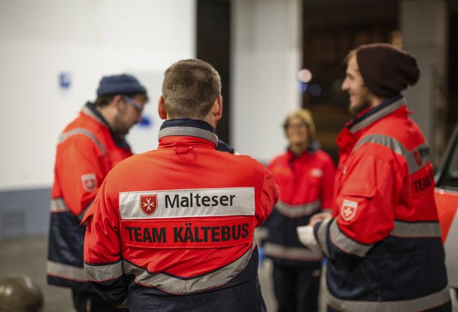 Wohnungslose und bedürftige Menschen erhalten am Kältebus ein warmes Essen und Getränke, auf Anfrage auch Kleidung, Grundnahrungsmittel und Hygieneartikel. Zudem haben die Helferinnen und Helfer ein offenes Ohr für die Gäste.