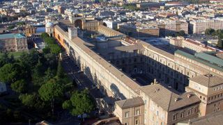 Der längliche monumentale Bau der Vatikanischen Museen von oben.