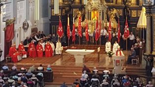 Kirche mit vielen Menschen in Malteser Kleidung, festlicher Gottesdienst