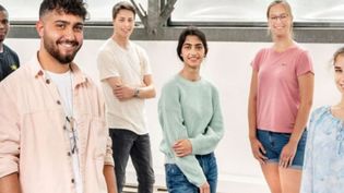 Junge Menschen lachen fröhlich in die Kamera. 