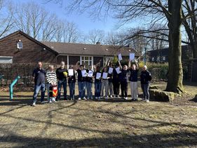 Die Schülerinnen und Schülern jubeln über die bestandene Prüfung. 