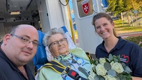 Stefan Landmann und Sandra Schnapp vom HWK-Team mit Frau Voll vor dem Start nach Bad Berneck