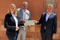 Bürgermeisterin Julia Krügers, Malteser Bezirksgeschäftsführer Gregor Goetz-Knoell und der Landrat des Hochtaunuskreises Ulrich Krebs bei der feierlichen Grundsteinlegung der Rettungswache Oberreifenberg. 