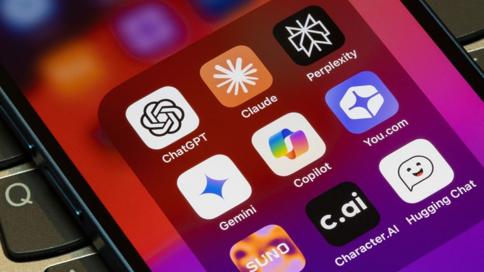 Bildschirm eines Smartphones auf dem die App-Icons von KI-basierten Chatbots zu sehen sind.
