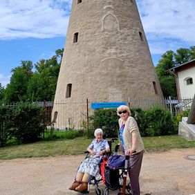 Zwei Frauen stehen vor einem Turm.