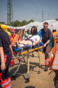 Im Mittelpunkt der großangelegten Katastrophenschutzübung standen die Versorgung einer größeren Zahl verletzter und erkrankter Menschen sowie deren Weitertransport in geeignete Krankenhäuser. 