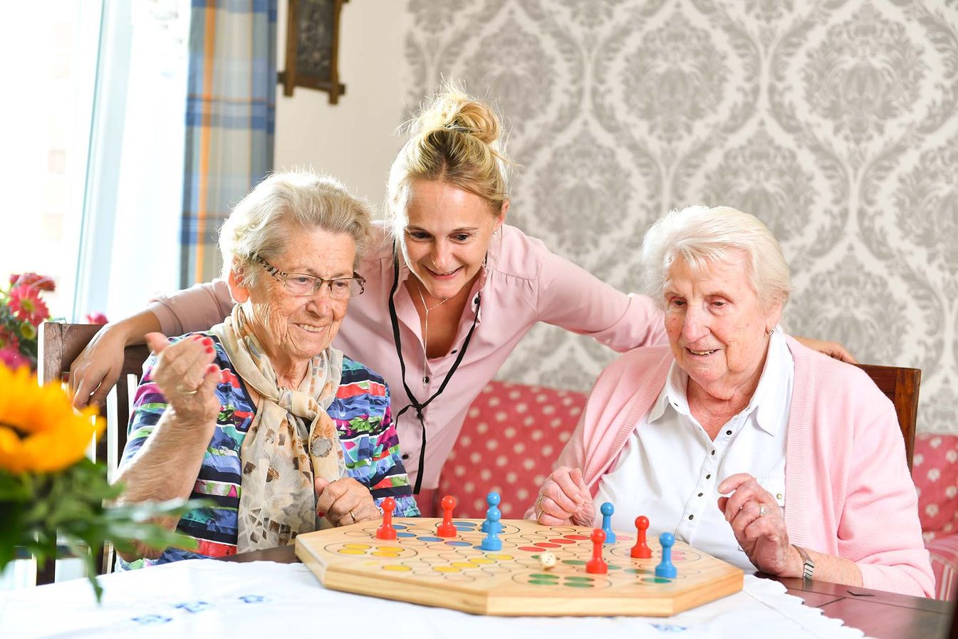 der Soziale Dienst spielt mit den Bewohnern Brettspiele 