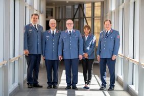 Fünf Vertreter der Malteser, darunter eine Frau, stehen in Dienstbekleidung zum Gruppenfoto