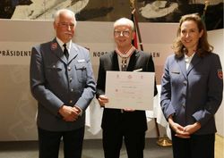 Verleihung des Kommandeurkreuzes „pro merito melitensi“ an André Kuper MdL, Präsident des Landtags durch den NRW-Landesbeauftragten Rudolph Herzog von Croy und Landesgeschäftsführerin Dr. Sophie von Preysing. 