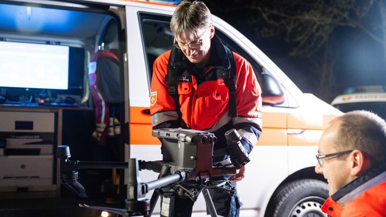 Zwei Männer von der Malteser Drohnenstaffel bereiten eine Drohne für einen Einsatz vor.