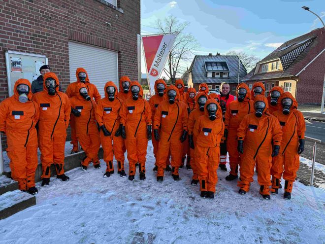 Gruppenfoto der CBRN Teilnehmer in Schutzbekleidung