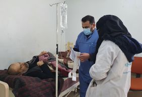 Ärzte und Pflegekräfte kümmern sich um einen Verletzten in einer Gesundheitsstation in Syrien.