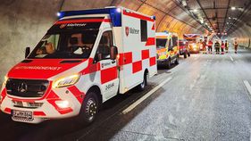 Mehrere Rettungsfahrzeuge stehen in einem Tunnel.
