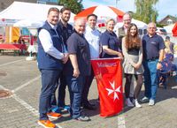 Foto: Silvia Bergmann/Malteser: Freuen sich über das spätsommerliche Wetter und die entspannte Atmosphäre auf dem Helferfest im Rheingau (v.l.n.r.): Alexander C. Weiß (Helfervertreter im Diözesanvorstand und Helfer in Limburg), Tim Meurer (Helfervertreter im Diözesanvorstand und Helfer im Rhein-Lahn-Kreis), Joerg Ries (Beauftragtenvertreter im Diözesanvorstand und Kreisbeauftragter im Rhein-Lahn-Kreis), Michael Raab (Diözesangeschäftsführer und Mitglied Diözesanvorstand), Alexandra Hoene-Lindemann (Stellv. Diözesanleiterin und Diözesanoberin), Patrick Tapp (Regionalleiter Hessen, Rheinland-Pfalz, Saarland), Tabea Rösch (Helfervertreterin im Diözesanvorstand und Helferin in Frankfurt), Norbert Häger (Stadtbeauftragter Malteser Oestrich-Winkel).