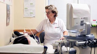 Ultraschalluntersuchung durch eine Ärztin der Malteser