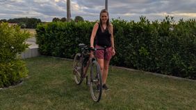 Das Bild zeigt Susanne Lenk. Sie ist ehrenamtliche Hospizbegleiterin.