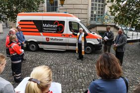 Feierliche Weihe des Herzenswunsch-Krankenwagens der Malteser – Mitarbeitende nehmen teil