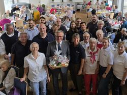 Bildunterschrift: Bürgermeisterreferatsleiter Niklas Voss, Monika Klein-Franze, Leiterin Soziales Ehrenamt, Bürgermeister Michael Dreier und die Malteser Stadtbeauftragte Stefanie Friemuth mit ehrenamtlichen. Maltesern. (Foto: Malteser Paderborn)