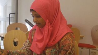 Mädchen mit einem roten Kopftuch in einem Klassenzimmer