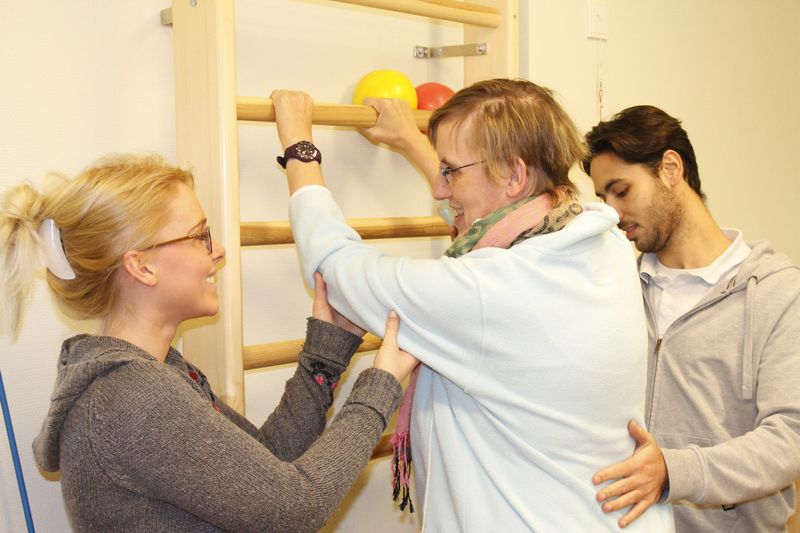 Bewohnerin bei der Physiotherapie
