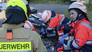 Malteser und Feuerwehr versorgen zusammen einen Verletzten an der Unfallstelle