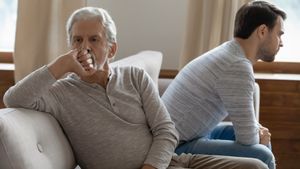 Es sind zwei Männer zu sehen, welche sich anschweigen und zerstritten sind.