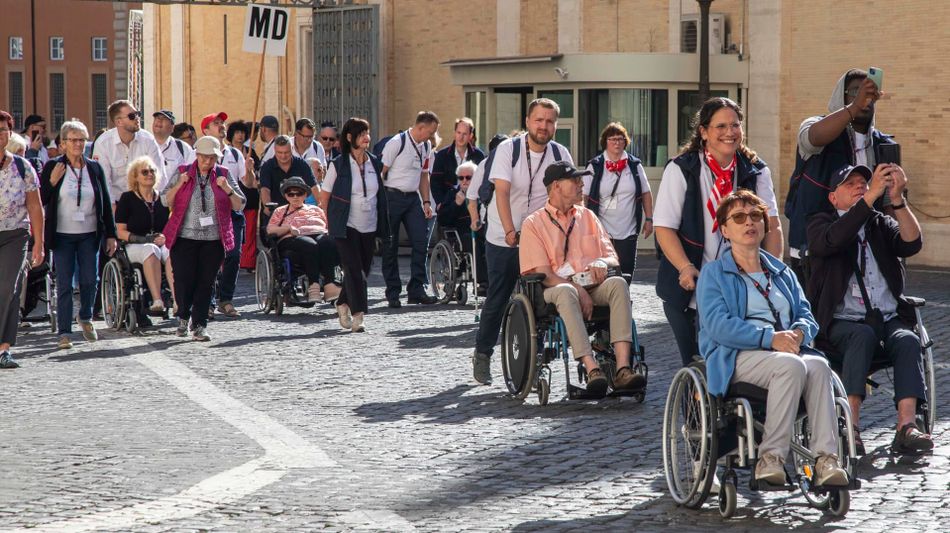 Romwallfahrtteilnehmer vorm Petersdom