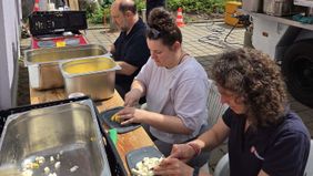 Fleißige Helfer schneiden Gemüse für eine Suppe